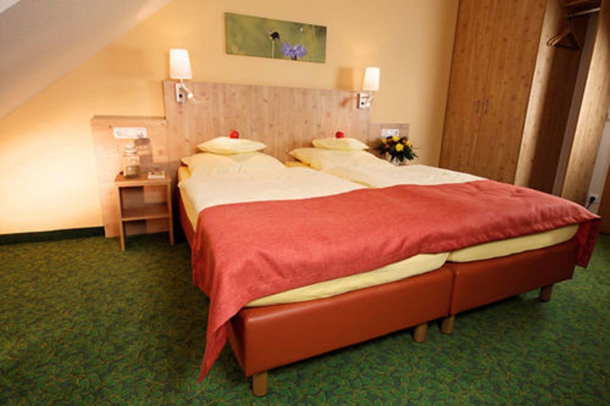 Hotel Und Landgasthof Zum Bockshahn Spessart  Екстер'єр фото