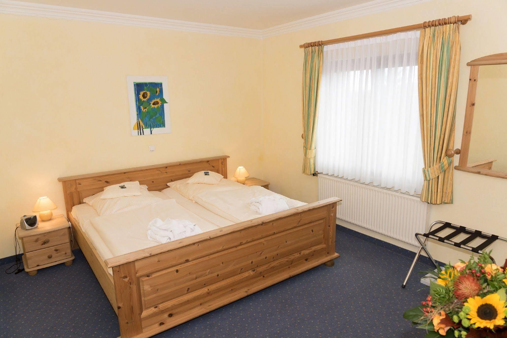 Hotel Und Landgasthof Zum Bockshahn Spessart  Екстер'єр фото